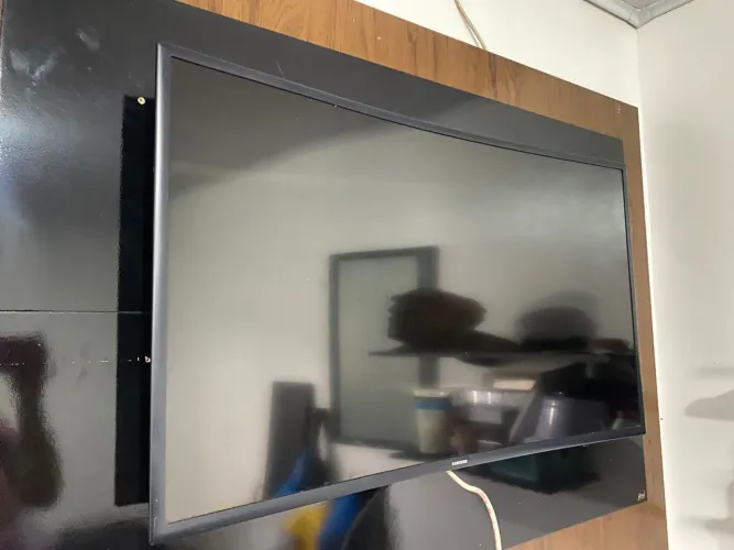 Tv 43 polegada cercada