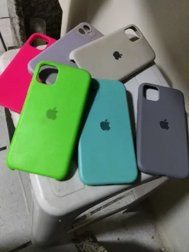 6 capas de iPhone 11 mais um carregador 