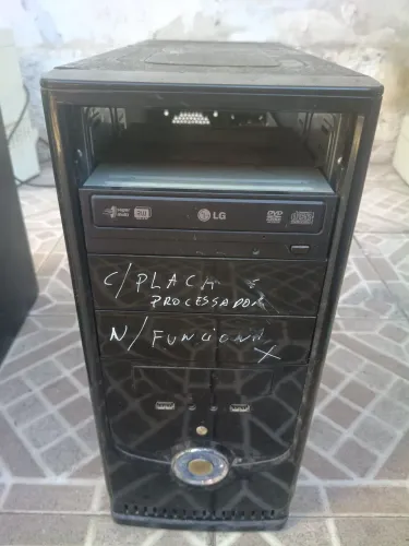 Gabinete desktop LG com uma unidade de DVD Super Multi RW.