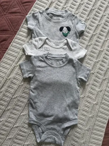 Vendo lote de roupinhas da carters em ótimo estado de conservação! Tamanhos 3/6/9 meses.