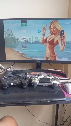 PS3 SLIM DESTRAVADO COM 2 CONTROLES E LOJA LIBERADA COM TODOS OS JOGOS E GARANTIA 