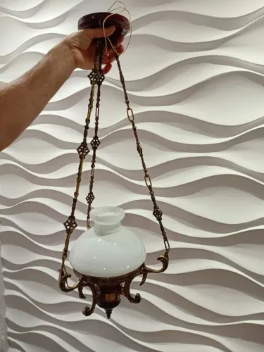Lustre antigo estilo lampião, Caracterizado por sua estrutura em bronze.