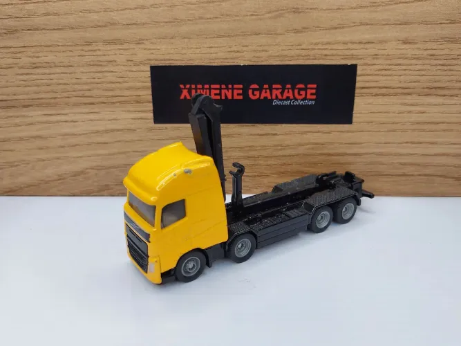 Siku Volvo Truck com lift e guindaste