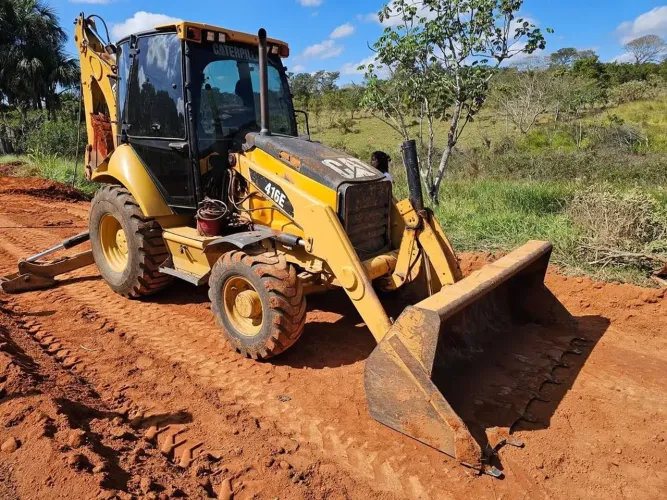 RETROESCAVADEIRA CATERPILLAR 416E