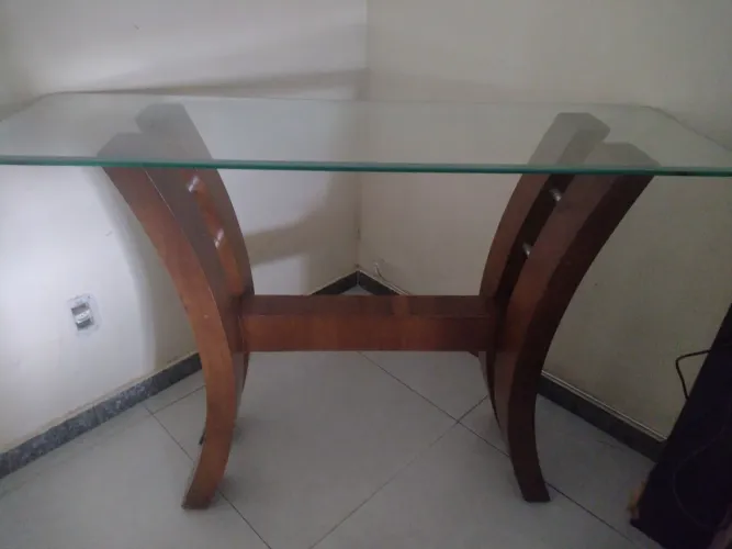 Aparador com tampo de vidro