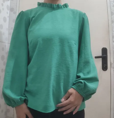 Blusa Feminina Verde com Mangas Bufantes