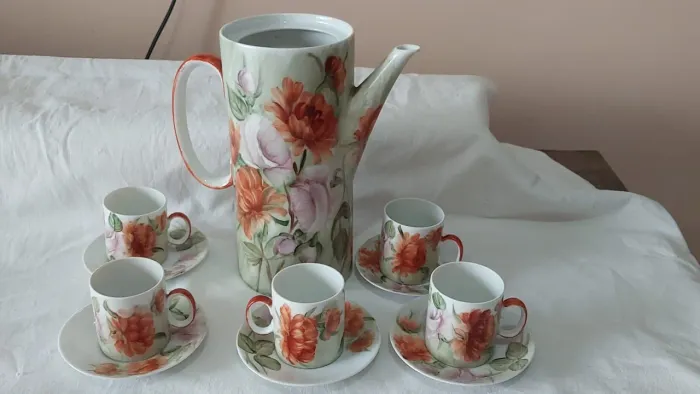 Conjunto de bule e xícaras de porcelana, pintado a mão