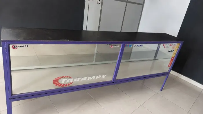 Balcão Expositor de Vidro - Grande, Resistente e Ideal para Loja