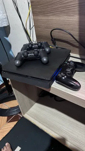 PS4 Slim 500GB + 3 Controles + 3 jogos 