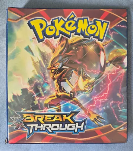 Álbum de Pokemon Colecionador 67 cards foil + Leafeon VMAX e outros