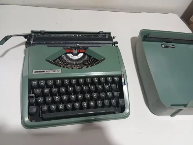 Máquina de Escrever Olivetti Lettera 82 com Maleta Original Vintage