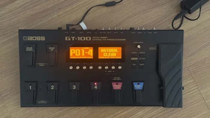 Pedaleira BOSS GT-100