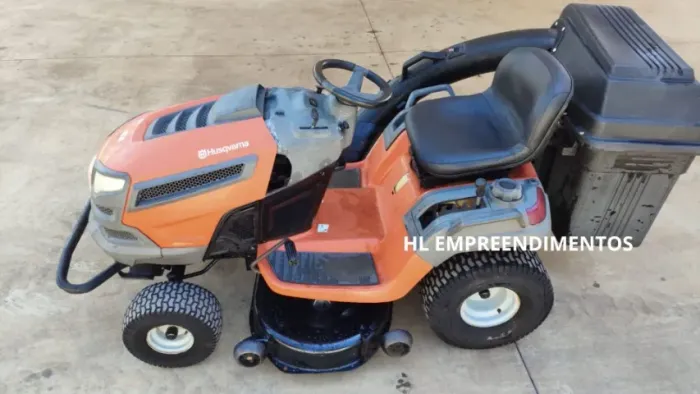 Trator de corte de Grama YTH2042 COM COLETOR DA Husqvarna