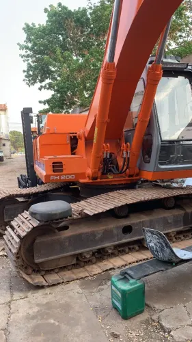 escavadeira hidraulica FH200