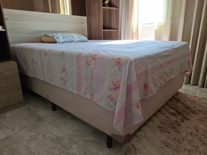 Cama box de casal com colchão em ótimo estado