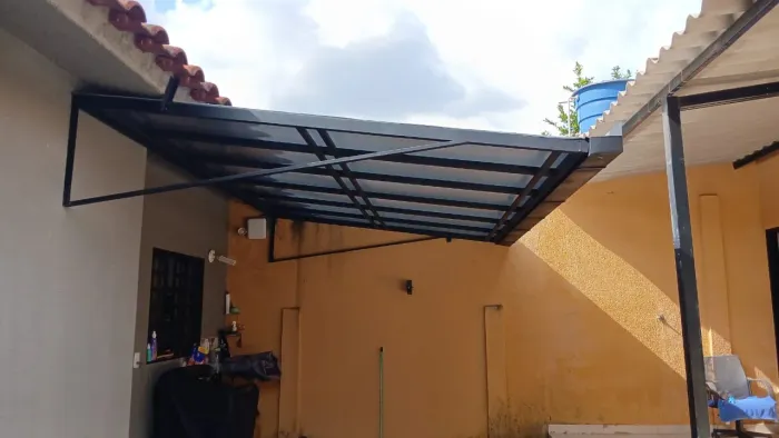 Cobertura retrátil e fixa sob medida para casa e comércio