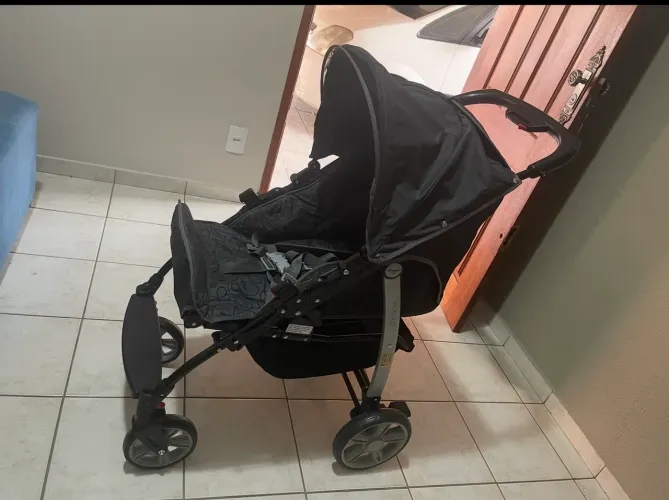 Carrinho de bebê semi novo