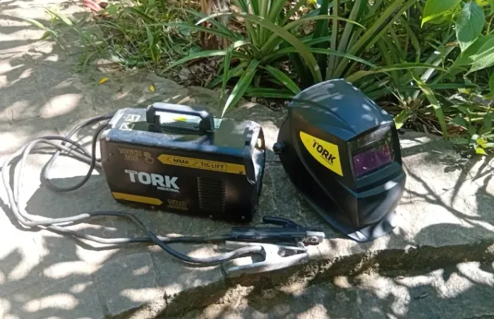 Máquina de solda inversora Super Tork Touch 200 MMA Tig Lift 