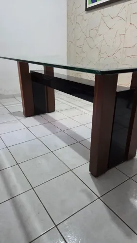 Mesa de vidro e madeira maciça