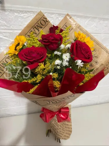 Buquê de rosas e girassol