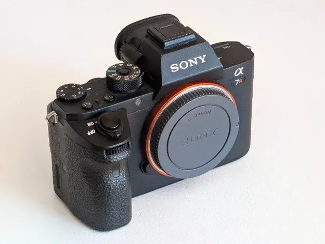 Sony Alpha a7r II: 42 megapixels, full-frame, muito pouco usada (25k clicks)