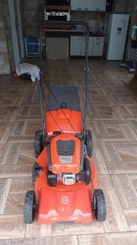 Maquina De cortar grama Husqvarna tracionada