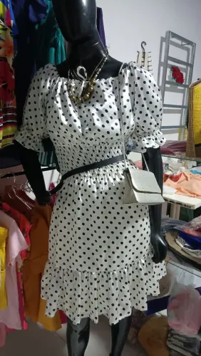 Vestido branco poá