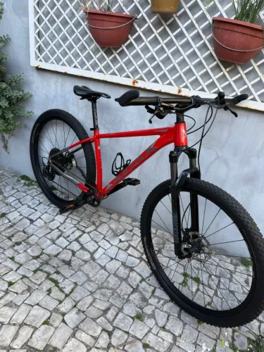 Bicicleta equipada com quadro em alumínio 6061