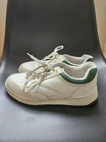 Tênis Zara- branco com faixa verde No 40 (super conservado)