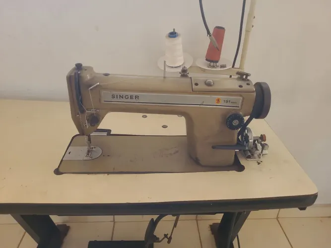 Máquina de Costura Industrial Singer
