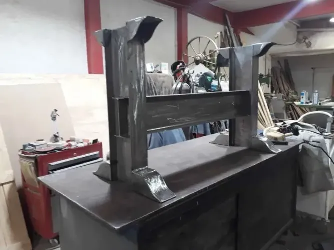 Pé de Mesa Robusto em Viga L - Estrutura Industrial Reforçada