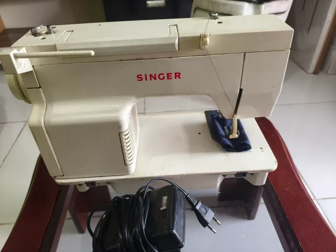 Máquina de costura Zig Zag marca Singer