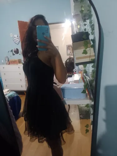 vestido preto de tule com brilho