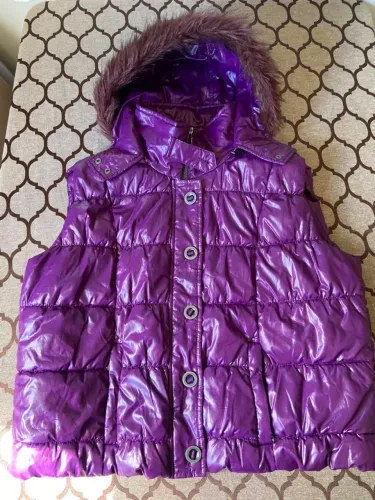 Colete puffer jacket roxo com capuz, tamanho G