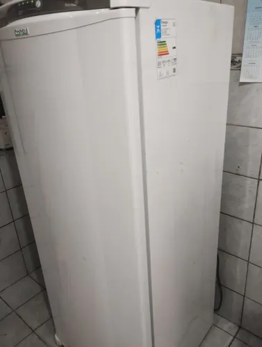 Geladeira 300 litros Consul um ano e meio de uso poucas marcas de uso Semi nova .