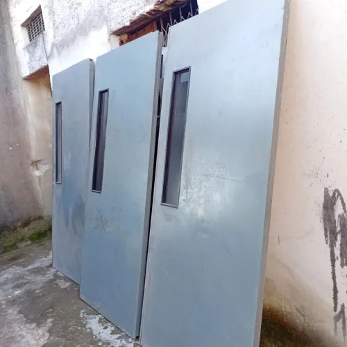 Vendo 3 portas de elevadores de ferro tamanho 2m x95 de largura