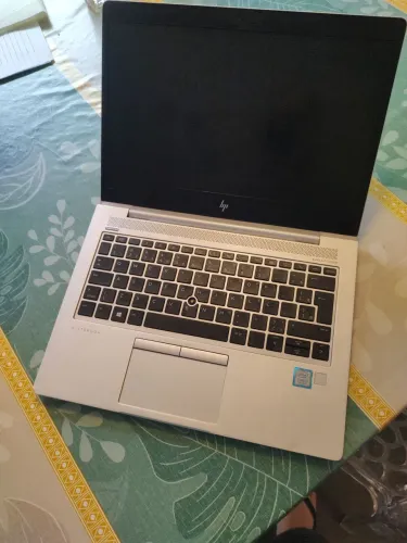 Hp elitebook 830 g5, i7 de 8 geração com defeito