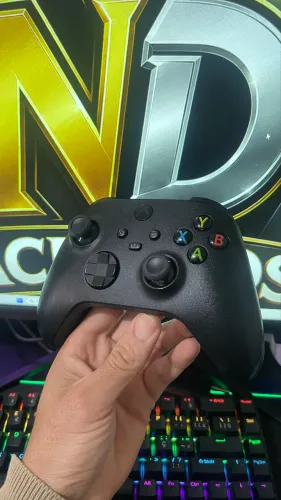 Controle original xbox seres S/X semi novo Leia