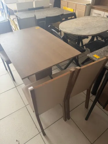 Mesa 4 cadeira em MDF
