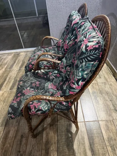 2 poltronas individuais, de vime com almofada estampada