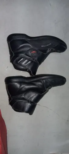 Bota de motoqueiro tamanho 40 usado