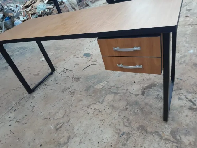 Mesa reta de maf e industrial