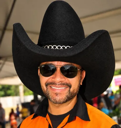 Chapéu Cowboy Grande, para festas temáticas, Rodeio, Vaquejada, Sertanejo.