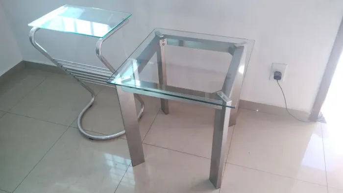 Mesa de canto de vidro e inox e revisteiro de vidro e inox