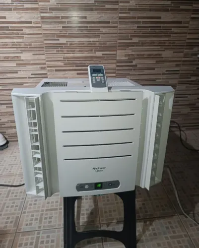 Ar-cond. Springer Midea 7.500btus 127v com controle remoto 