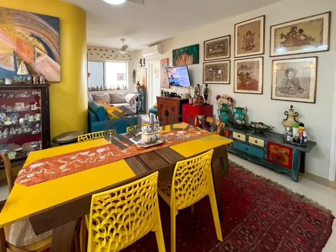Apartamento com varanda e lazer a uma quadra da Praia das Pitangueiras, Guaruja