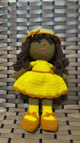 Boneca de amigurumi