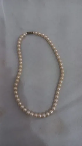 Colar Vintage de Pérolas Clássico com Fecho Metálico