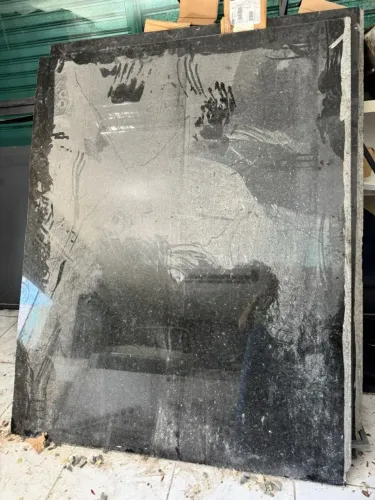 Placa de granito preto medindo 1,85 x 1,50