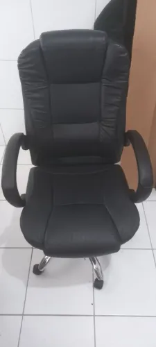 Cadeira escritórioem couro giratória perfeita